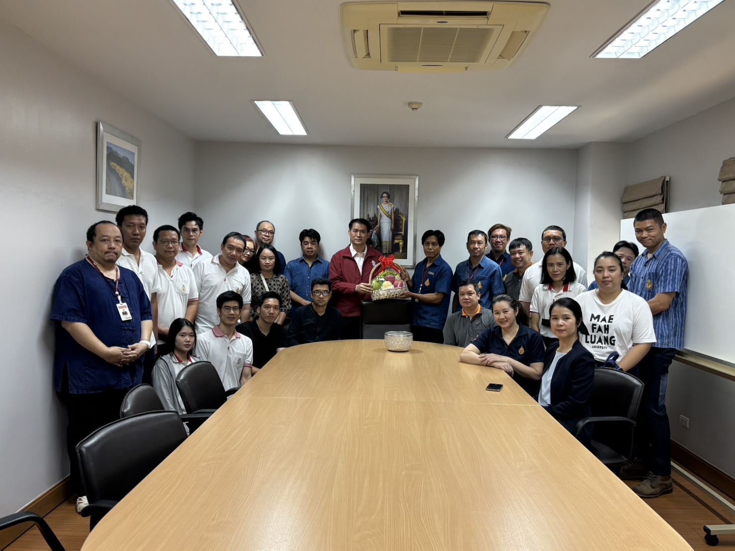 ศูนย์บริการเทคโนโลยีสารสนเทศ เข้าสวัสดีปีใหม่เมือง อาจารย์วิทยาศักดิ์ รุจิวรกุล #รองอธิการบดีในกำกับ และอาจารย์ ดร.มาหะมะ เซะบากอ #ผู้อำนวยการศูนย์ฯ ณ อาคารบริหารกลาง (AD2)